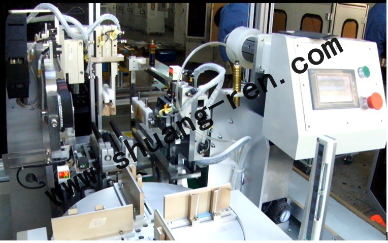 軟包(bao)電池自(zì)動貼膜(mó)機